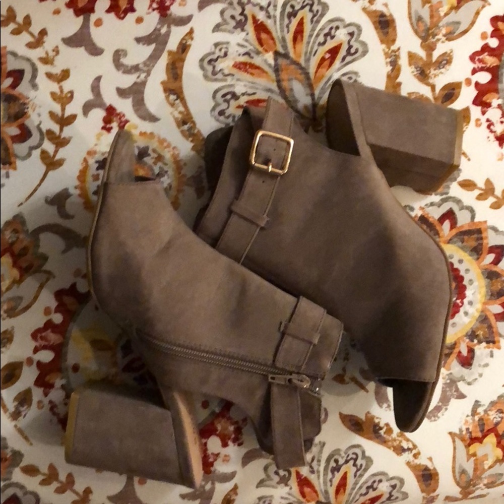 Shoes - Picture 5 of 5